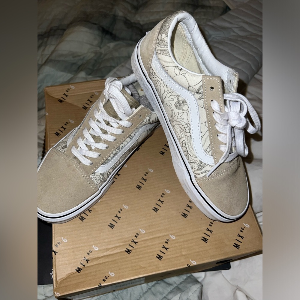 Brand new VANS sneaker Men size 4.5 / women size 6 US
